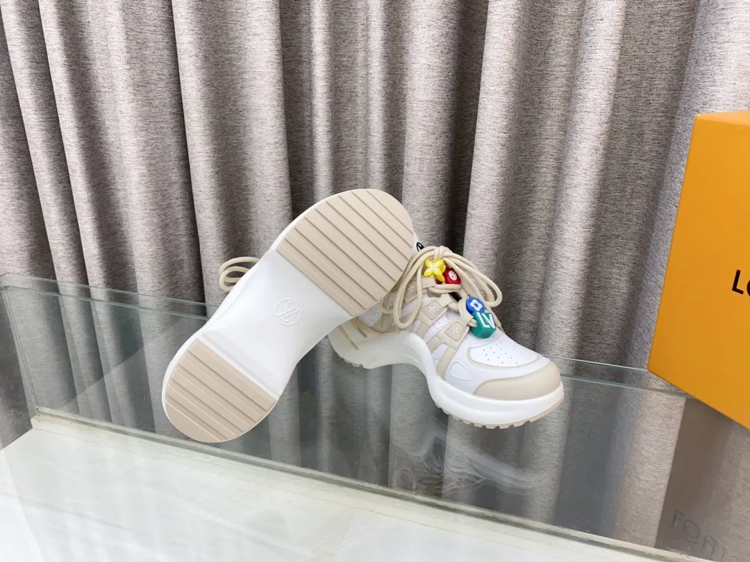 👟👟Ex-factory price 760👟👟 Louis Vuiton·Louis Vuitton 24/ New Chinese Valentine's Day limited edition LV Archlight series arch sole dad shoes casual thick-soled lace-up sneakers top version🔝original purchase, development and production👍🏻 This LV dad shoe features an eye-catching wavy sole and large tongue. It is equipped with a sporty super-elastic running shoe style rubber outsole, which is very eye-catching. It is also combined with a soft and elastic upper made of a variety of high-tech fabrics, making the upper foot comfortable and soft! 🤩 Fabric: Original custom-made first-layer cowhide + technical fabrics Lining: Original imported breathable mesh lining + cowhide foot pads Sole: Original molded correct U-shaped arch outsole Bottom thickness: about 5cm Size: 35-39 (40.41 custom-made, non-refundable)